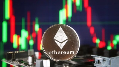 Ethereum опустился ниже $2 000: киты продают ETH, а розница продолжает покупать